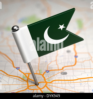 Pakistan - piccola bandiera su uno sfondo raffigurante una mappa. Foto Stock