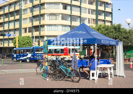 Noleggio biciclette all'angolo del Parque Kennedy all'incrocio di Av. Diagonale e Lima street in Miraflores Lima, Perù Foto Stock