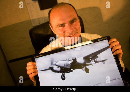 Jean-Claude Bianco pescatore subacqueo e Luc Vanrell che hanno trovato Antoine Saint Exupery's aereo. Nei pressi di Marsiglia, Francia Foto Stock