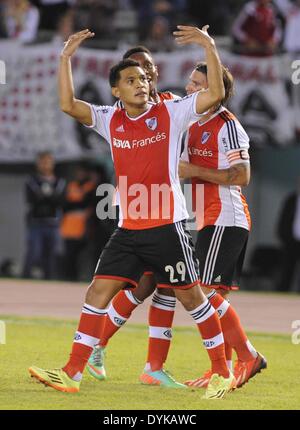 Buenos Aires, Argentina. Xx Apr, 2014. River Plate il giocatore Teofilo Gutierrez(anteriore) celebra il punteggio durante un torneo finale 2014 partita contro il Velez Sarsfield a Buenos Aires, Argentina, 20 aprile 2014. © Maximiliano Luna/TELAM/Xinhua/Alamy Live News Foto Stock