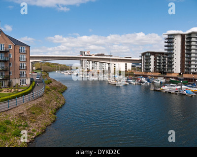 Il fiume Ely dove fluisce nella Baia di Cardiff a Penarth Marina, mostrando la A4055 ponte stradale Foto Stock