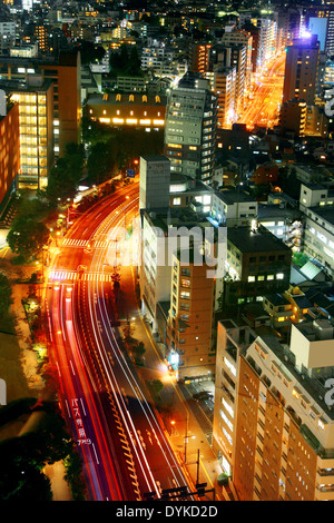 Traffico di Tokyo di notte dal cielo Foto Stock