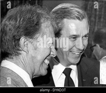 Il candidato presidenziale Jimmy Carter viene visto con il governatore della Florida Reubin Askew in un'immagine storica. Le due figure politiche sono mostrate insieme, riflettendo la loro leadership durante un periodo cruciale nella politica americana. Foto Stock