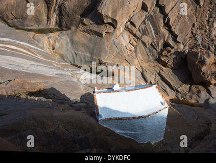 La piccola cappella della Virgen de la Peña nella gola del Barranco de las Penitas, Vega de Rio Palmas, Fuerteventura Foto Stock