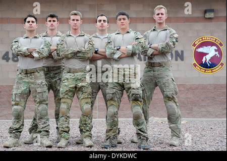 US Air Force pararescuemen con la 48th Rescue Squadron pongono di fronte alla 48th RQS edificio Aprile 18, 2014 a Davis-Monthan Air Force Base in Arizona. Foto Stock