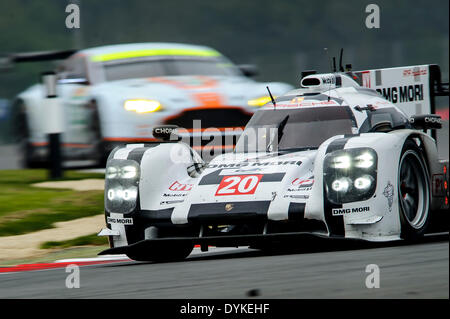 Northampton, Regno Unito. Xx Apr, 2014. #20 Team Porsche Porsche 919 ibrido di Timo Bernhard (GER)/Mark Webber (AUS)/Brendon Hartley (NZL) in azione al round 1 del 2014 FIA World Endurance Championship dal circuito di Silverstone. © Azione Sport Plus/Alamy Live News Foto Stock