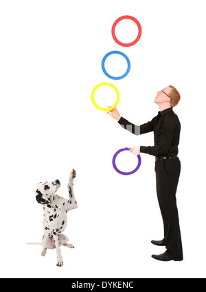 Junger Mann jongliert mit Ringen, giovane giocoleria con anelli, Mann spielt mit Dalmatiner Foto Stock