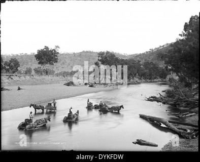 Questa immagine del fiume Murrumbidgee vicino a Gundagai cattura le acque tranquille e il paesaggio circostante. La scena illustra la bellezza di questo grande fiume nel New South Wales, Australia, che scorre attraverso una regione conosciuta per il suo significato storico e il suo paesaggio naturale. La foto evidenzia gli alberi lussureggianti lungo le rive e la tranquillità del fiume. Foto Stock