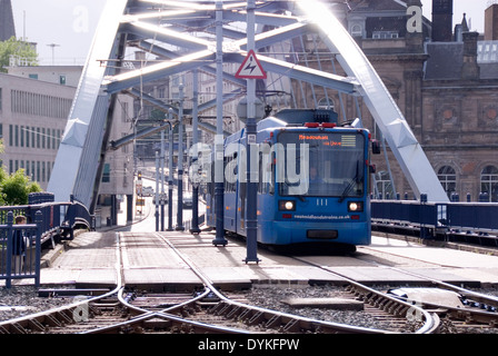 Park Square Bridge & Supertram i binari del tram, Sheffield, Regno Unito 22 Giugno 2013 Foto Stock