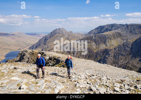 Due escursionisti salendo Y Garn con vista Tryfan e Glyderau nelle montagne del Parco Nazionale di Snowdonia Ogwen Gwynedd Wales UK Foto Stock