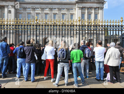 Buckingham Palace, London, Regno Unito. Xxi Aprile 2014. Una grande folla fuori Buckingham Palace in attesa per il cambio della guardia. Credito: Matteo Chattle/Alamy Live News Foto Stock