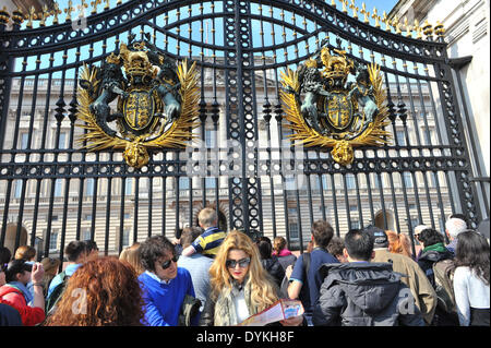 Buckingham Palace, London, Regno Unito. Xxi Aprile 2014. Una grande folla fuori Buckingham Palace in attesa per il cambio della guardia. Credito: Matteo Chattle/Alamy Live News Foto Stock