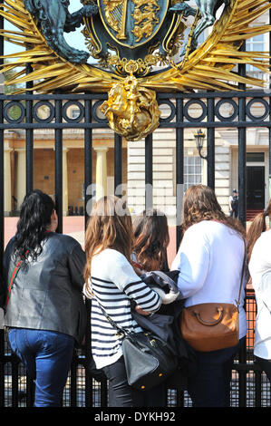 Buckingham Palace, London, Regno Unito. Xxi Aprile 2014. Una grande folla fuori Buckingham Palace in attesa per il cambio della guardia. Credito: Matteo Chattle/Alamy Live News Foto Stock