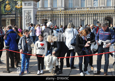 Buckingham Palace, London, Regno Unito. Xxi Aprile 2014. Una grande folla fuori Buckingham Palace in attesa per il cambio della guardia. Credito: Matteo Chattle/Alamy Live News Foto Stock