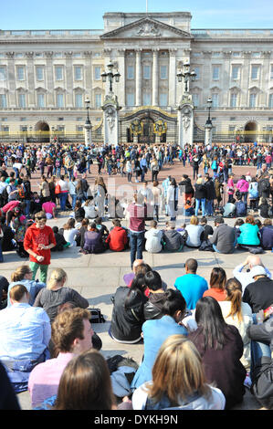 Buckingham Palace, London, Regno Unito. Xxi Aprile 2014. Una grande folla fuori Buckingham Palace in attesa per il cambio della guardia. Credito: Matteo Chattle/Alamy Live News Foto Stock