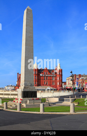 War Memorial obelisco e Grand Metropole Hotel, Blackpool, Lancashire, Inghilterra, Regno Unito. Foto Stock