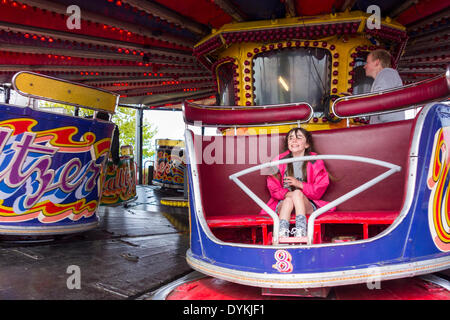 Ragazza giovane Waltzer ride al luna park. In Inghilterra. Regno Unito Foto Stock