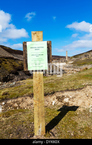 Massa uccelli nidificanti segno di avvertimento Yorkshire Dales National Park, Regno Unito Inghilterra GB Foto Stock