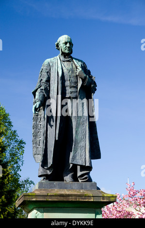 Statua di Henry Austin signore Aberdare da Herbert Hampton, giardini Alexandra, Cathays Park, Cardiff, Galles del Sud, Regno Unito. Foto Stock