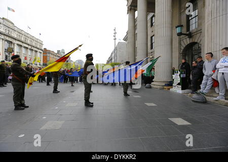 Dublino, Irlanda. Xxi Aprile 2014. Il Republican Sinn Fein partito colore abbassare le loro bandiere come segno di rispetto. Il repubblicano Sinn Fein terrà una commemorazione del 98º anniversario di Pasqua la salita del 1916. I sostenitori di partito e un partito di colore hanno marciato dal Giardino della Rimembranza per l'Ufficio Generale delle Poste (GPO) per un rally. Credito: Michael Debets/Alamy Live News Foto Stock