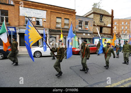 Dublino, Irlanda. Xxi Aprile 2014. Il Republican Sinn Fein partito colore marzo passato repubblicano Sinn Fein uffici. Il repubblicano Sinn Fein terrà una commemorazione del 98º anniversario di Pasqua la salita del 1916. I sostenitori di partito e un partito di colore hanno marciato dal Giardino della Rimembranza per l'Ufficio Generale delle Poste (GPO) per un rally. Credito: Michael Debets/Alamy Live News Foto Stock