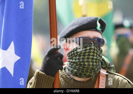 Dublino, Irlanda. Xxi Aprile 2014. Close-up verticale a partire da un membro del Republican Sinn Fein partito a colori. Il repubblicano Sinn Fein terrà una commemorazione del 98º anniversario di Pasqua la salita del 1916. I sostenitori di partito e un partito di colore hanno marciato dal Giardino della Rimembranza per l'Ufficio Generale delle Poste (GPO) per un rally. Credito: Michael Debets/Alamy Live News Foto Stock