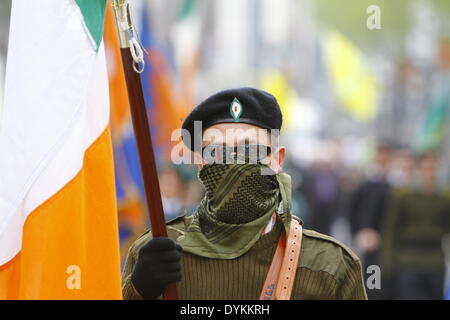 Dublino, Irlanda. Xxi Aprile 2014. Close-up verticale a partire da un membro del Republican Sinn Fein partito a colori. Il repubblicano Sinn Fein terrà una commemorazione del 98º anniversario di Pasqua la salita del 1916. I sostenitori di partito e un partito di colore hanno marciato dal Giardino della Rimembranza per l'Ufficio Generale delle Poste (GPO) per un rally. Credito: Michael Debets/Alamy Live News Foto Stock