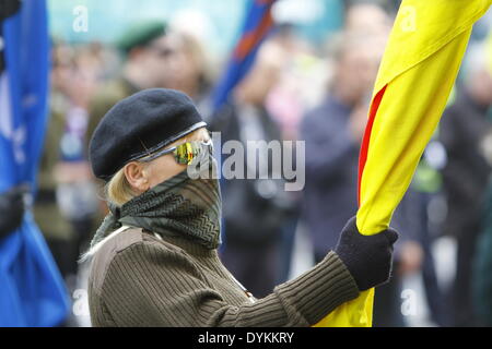 Dublino, Irlanda. Xxi Aprile 2014. Close-up verticale a partire da un membro del Republican Sinn Fein partito a colori. Il repubblicano Sinn Fein terrà una commemorazione del 98º anniversario di Pasqua la salita del 1916. I sostenitori di partito e un partito di colore hanno marciato dal Giardino della Rimembranza per l'Ufficio Generale delle Poste (GPO) per un rally. Credito: Michael Debets/Alamy Live News Foto Stock