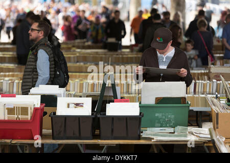 Londra, Regno Unito. Xxi Aprile, 2014. Persone che scelgono i libri e sfogliando le pagine di Southbank Prenota mercato, London, Regno Unito lunedì, 21 Aprile, 2014 Credit: Cecilia Colussi/Alamy Live News Foto Stock