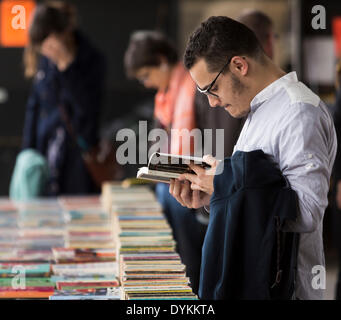 Londra, Regno Unito. Xxi Aprile, 2014. L'uomo la lettura di un libro a Southbank Prenota mercato, London, Regno Unito lunedì, 21 Aprile, 2014 Credit: Cecilia Colussi/Alamy Live News Foto Stock