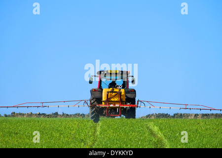 Agricoltore di colture di spruzzatura vicino Thurstonland, Holme Valley, West Yorkshire, Inghilterra, Regno Unito Foto Stock