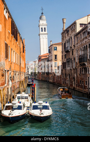 Canal con il campanile pendente di San Giorgio dei Greci, Venezia, Italia. Foto Stock