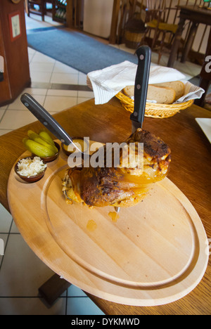 Arrosto di maiale, il fuso a snodo e il ginocchio di maiale, Schweinshax, Koleno, Praga, Repubblica Ceca, Europa Foto Stock