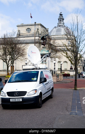 Veicolo Outside Broadcast oltre a Cardiff Crown Court con il Municipio di Cardiff in distanza, Cathays Park, Cardiff, Galles del Sud. Foto Stock