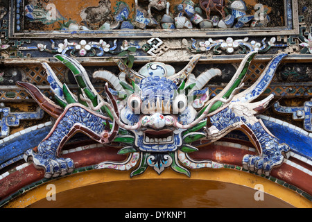 Testa di drago dettaglio sulla porta d'ingresso alla cittadella di Hue Vietnam Foto Stock