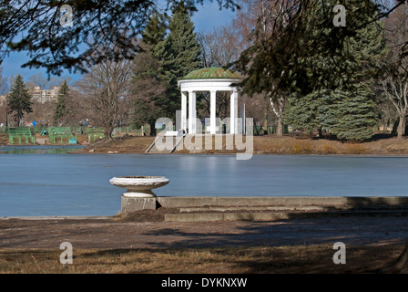 Estate arbor su uno stagno nella vittoria Primorsky Park di San Pietroburgo. Foto Stock