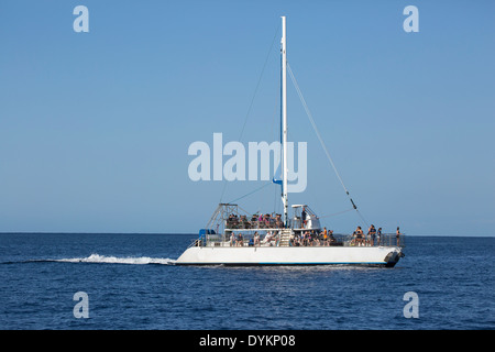 Turisti in catamarano lungo la costa occidentale di Kauai alle Hawaii Foto Stock