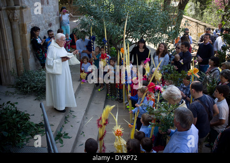 La celebrazione della benedizione del Palm per la domenica delle Palme presso l'entrata di una chiesa in Llerona, Barcelona, Spagna. Foto Stock