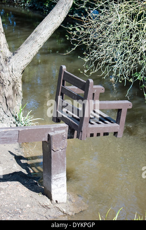 Sgabello ducking su un fiume in Christchurch,Dorset. Foto Stock