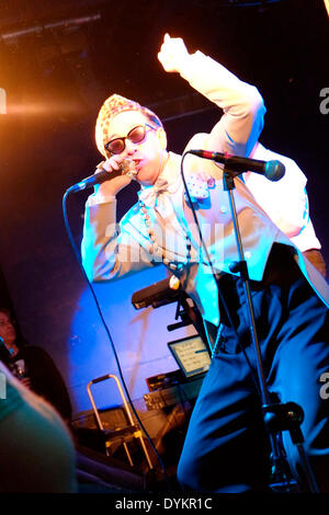 Londra, Regno Unito. Xx Apr, 2014. Top Cat Cubano Ska Band Derrick Morgan a Dingwalls Camden - Natty Bo (cantante Nathan Lerner) Credito: Trish Gant/Alamy Live News Foto Stock