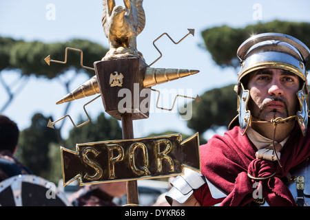 Gladiator a "Natale di Roma" rievocazione storica della fondazione di Roma in occasione del 2767 anniversario Foto Stock