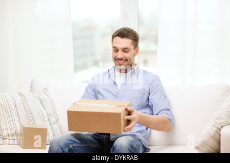 Uomo con scatole di cartone a casa Foto Stock