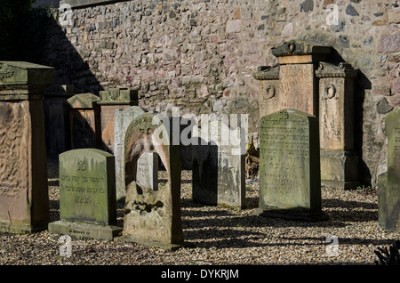 Indossato e stagionato lapidi ebraiche in quello che fu il primo ebreo terreno di sepoltura in Scozia, aperto nel 1816. Foto Stock