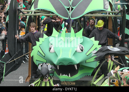 Un grande pavimento raffigurante la tigre celtica durante il San Patrizio parata nel centro della città di Dublino Foto Stock