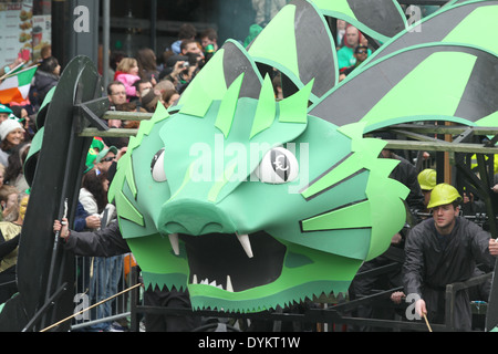 Un grande pavimento raffigurante la tigre celtica durante il San Patrizio parata nel centro della città di Dublino Foto Stock