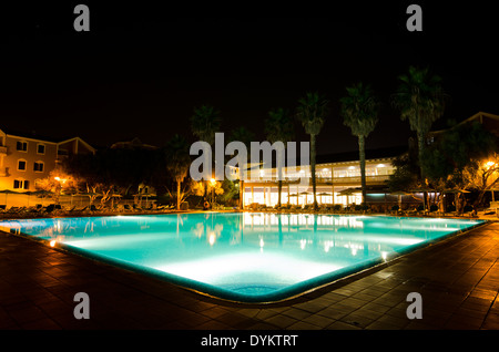 Notte tempo shot della piscina principale. Hotel Aguamarina, Arenal d'en Castell, a Menorca. Foto Stock