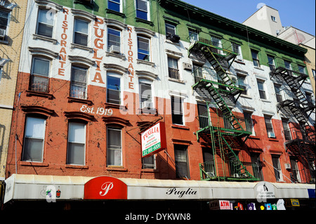 Dipinto casamento sopra il ristorante Puglia in Little Italy, il Centro Cittadino di New York City, NY USA Foto Stock