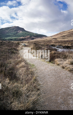 Ruscello di montagna e percorso a Glen Sannox sull'isola di Arran in Scozia. Foto Stock