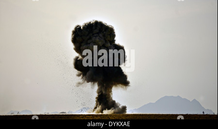 US Air Force l'eliminazione degli ordigni esplosivi tecnici detonare quattro 500-pound bombe Marzo 16, 2014 a Kandahar Airfield, provincia di Kandahar, Afghanistan. Foto Stock