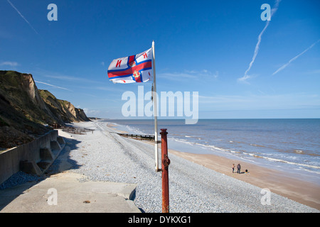 Sheringham's RNLI flag sulla Costa North Norfolk Foto Stock